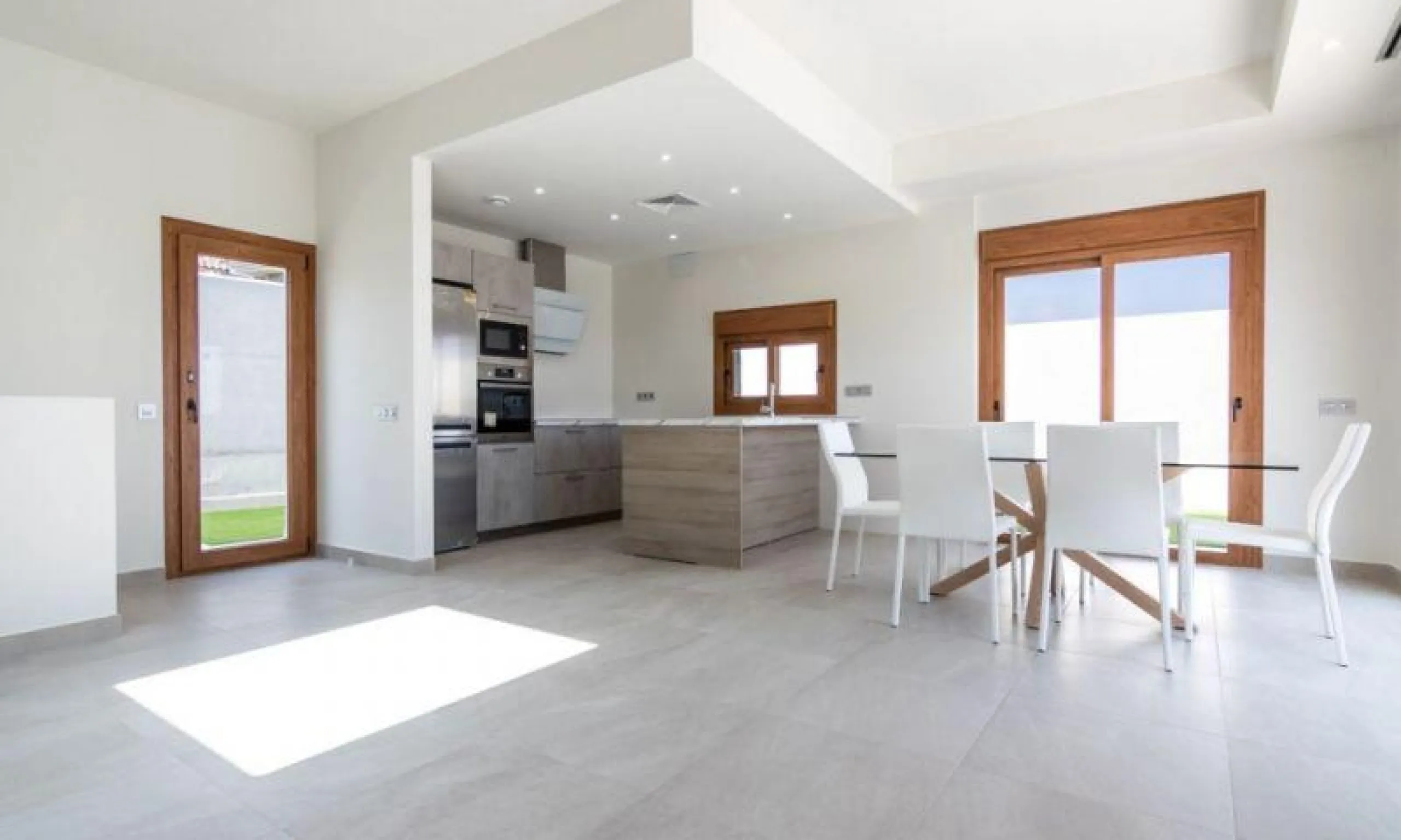 INDEPENDENT HOUSE NEAR THE BEACH IN TORREVIEJA