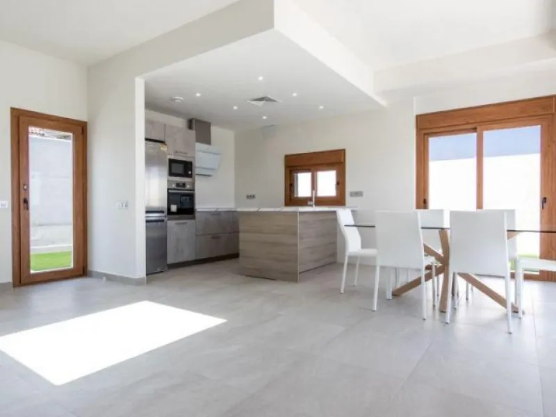 INDEPENDENT HOUSE NEAR THE BEACH IN TORREVIEJA