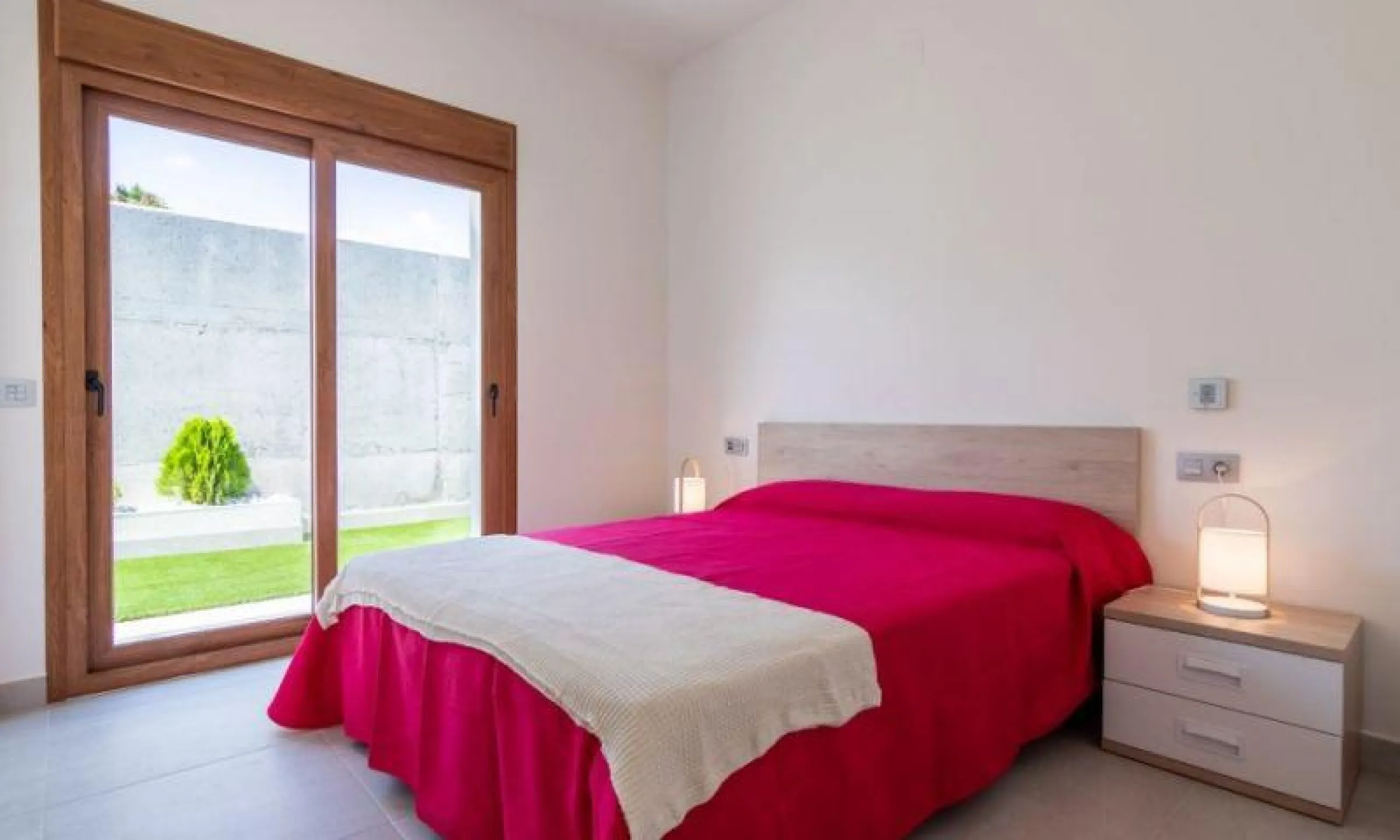 INDEPENDENT HOUSE NEAR THE BEACH IN TORREVIEJA