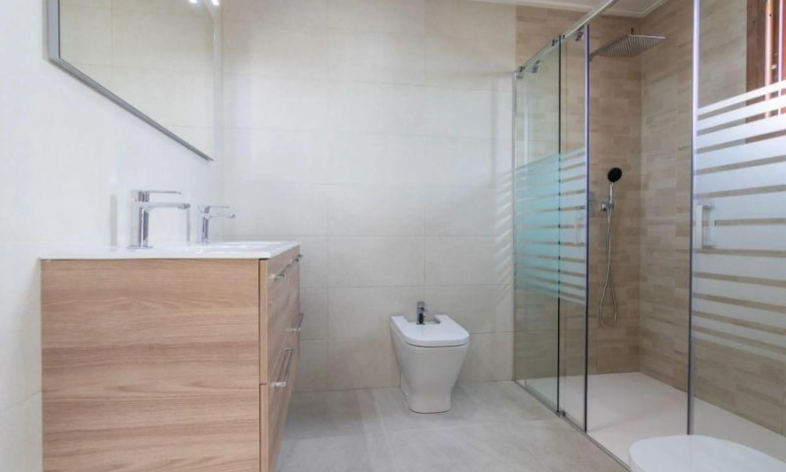 INDEPENDENT HOUSE NEAR THE BEACH IN TORREVIEJA