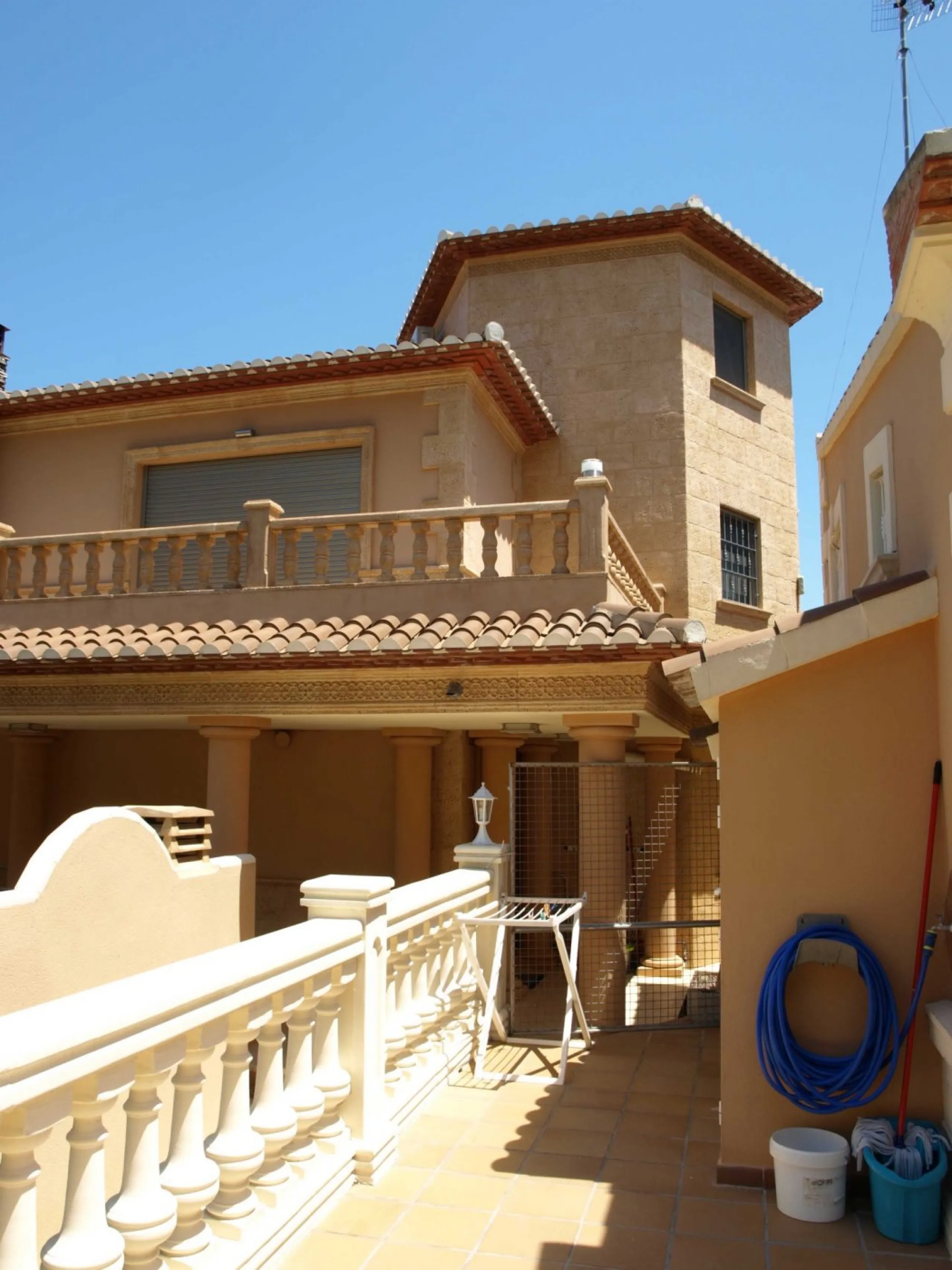 FINCA CON UN CHALET DE LUJO Y DOS ADOSADOS