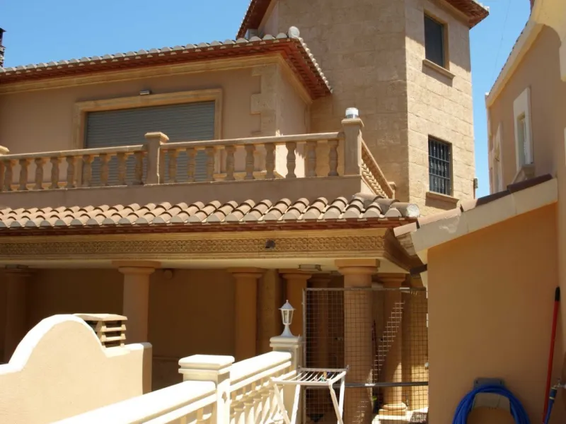 FINCA CON UN CHALET DE LUJO Y DOS ADOSADOS