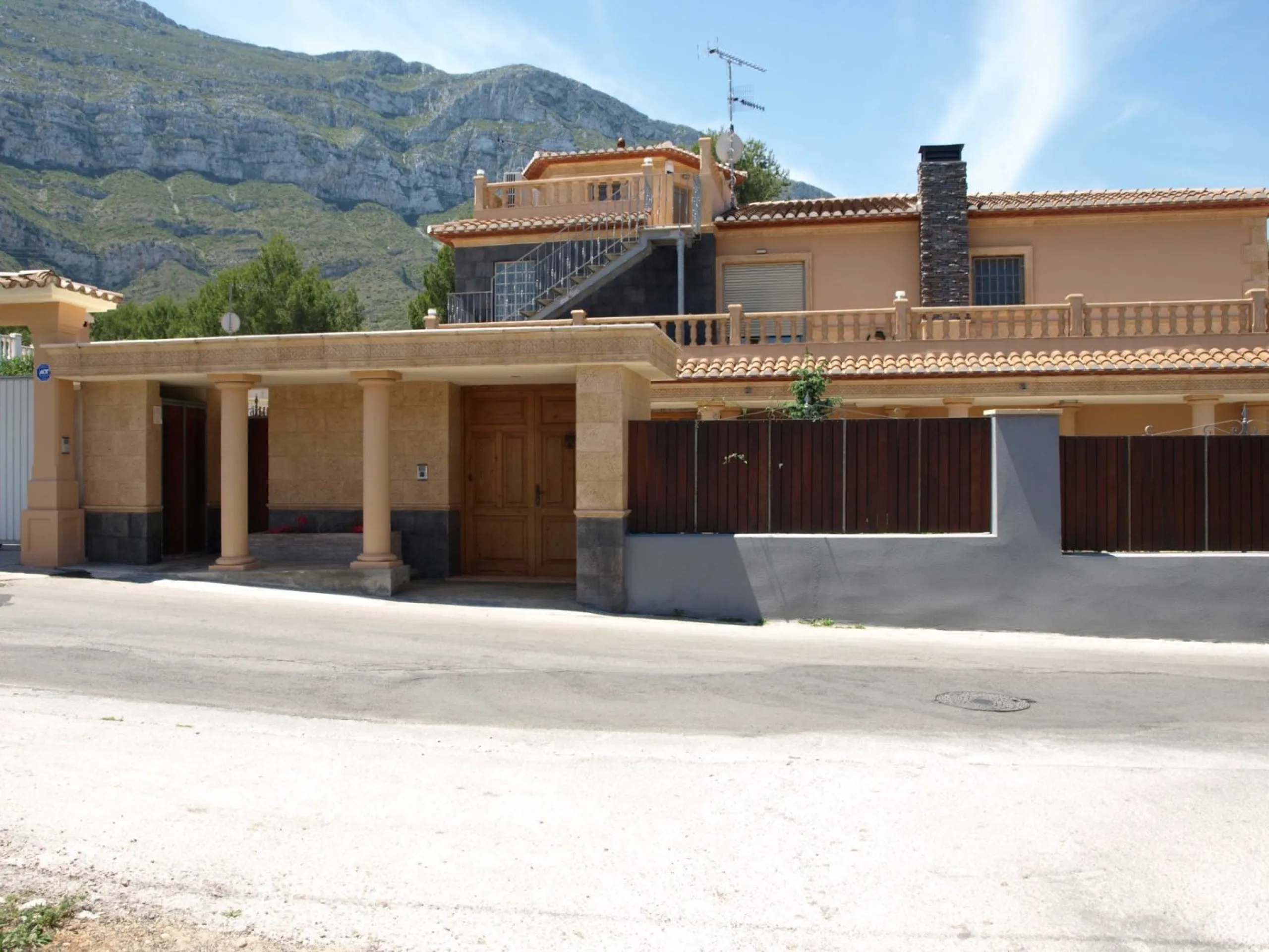 FINCA CON UN CHALET DE LUJO Y DOS ADOSADOS