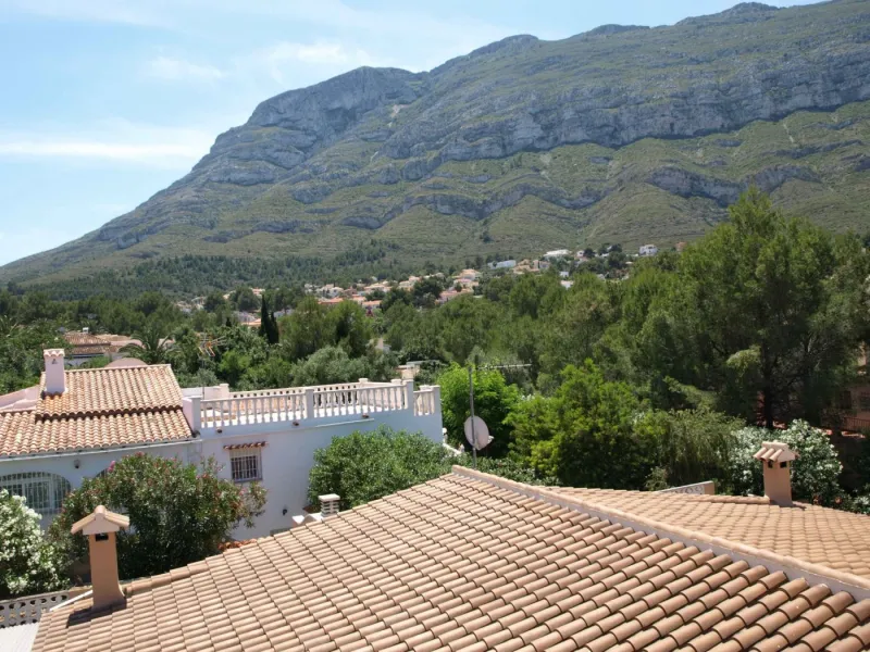 FINCA CON UN CHALET DE LUJO Y DOS ADOSADOS