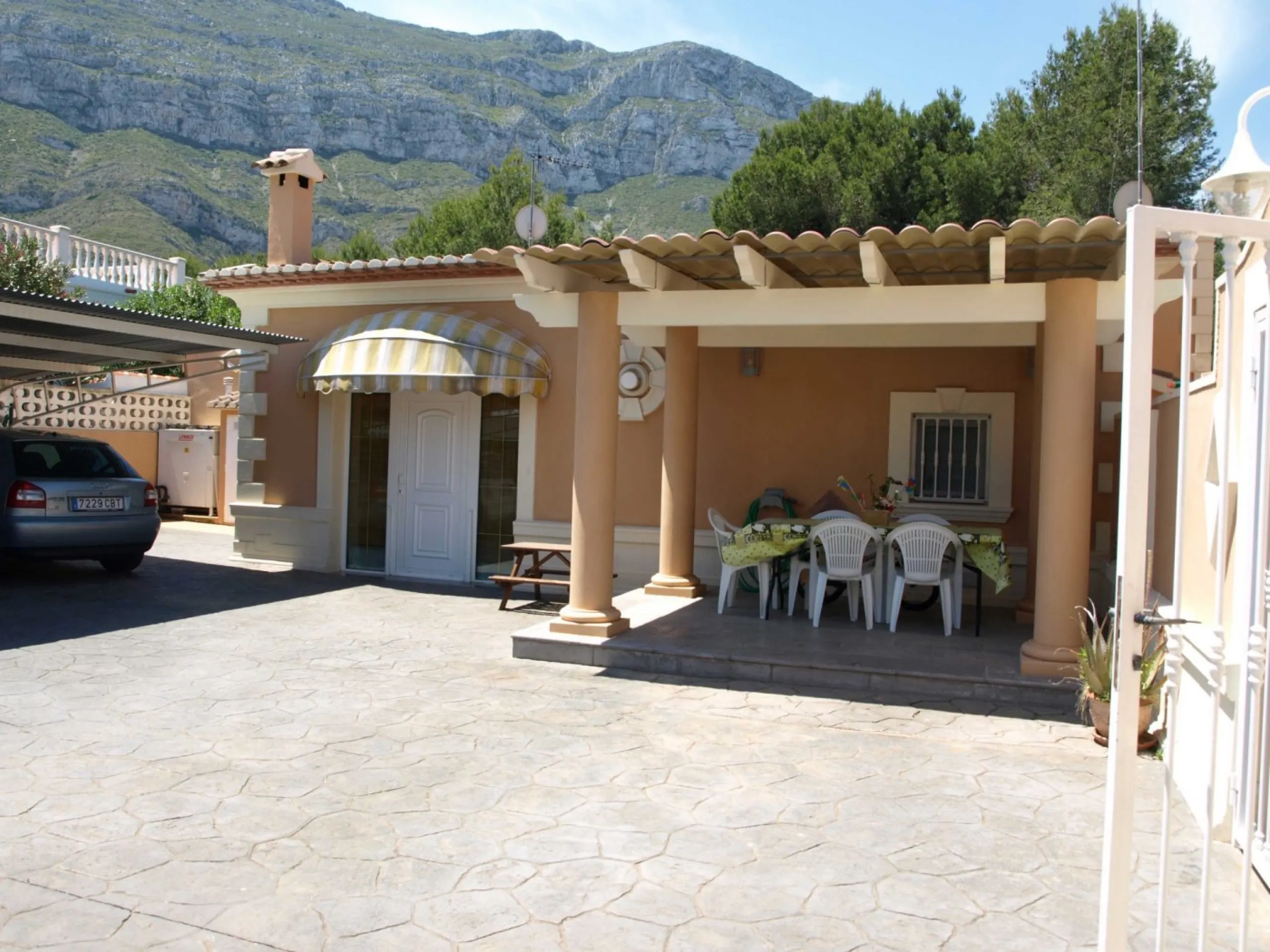 FINCA CON UN CHALET DE LUJO Y DOS ADOSADOS