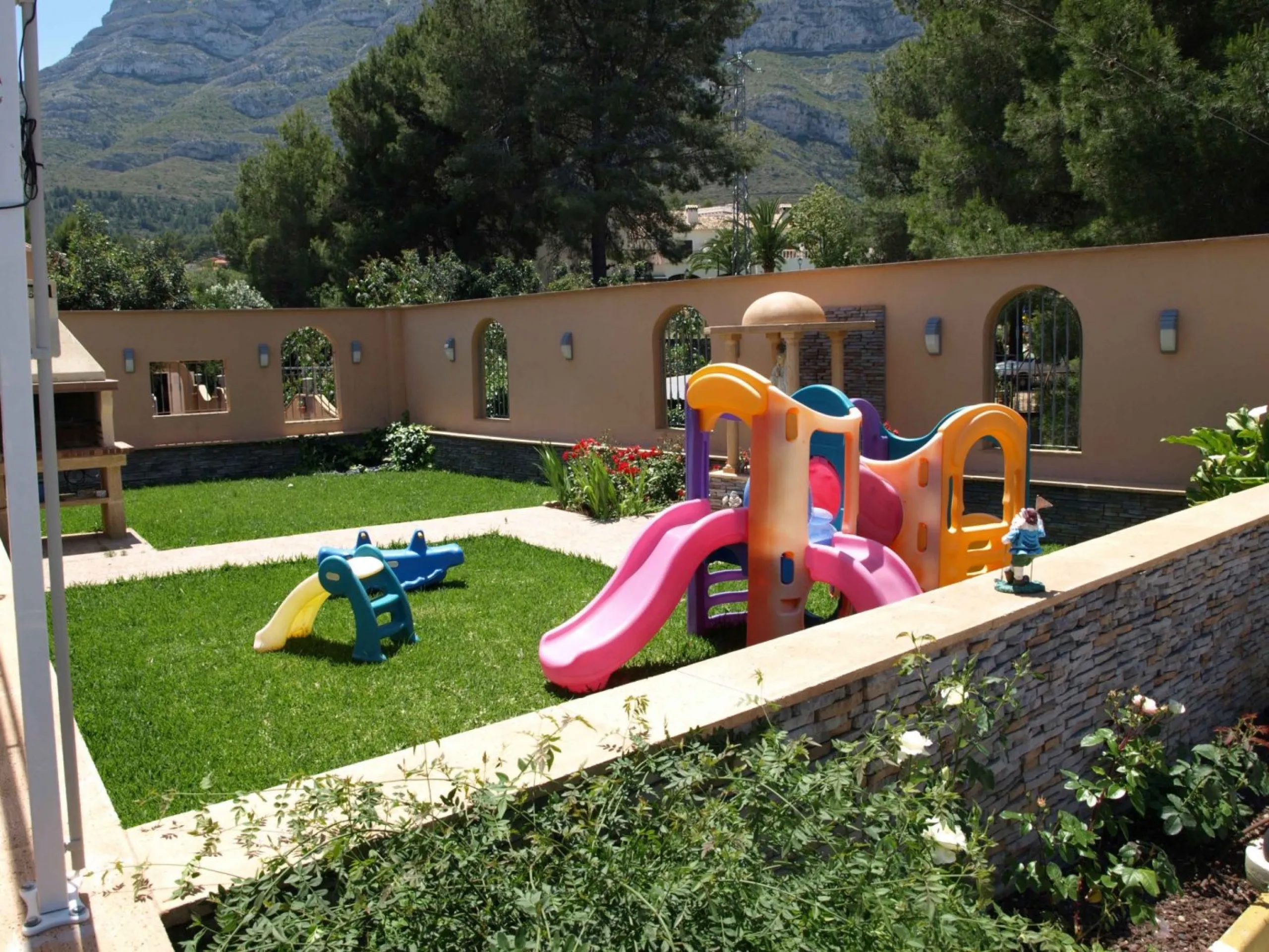 FINCA CON UN CHALET DE LUJO Y DOS ADOSADOS