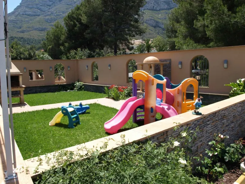 FINCA CON UN CHALET DE LUJO Y DOS ADOSADOS