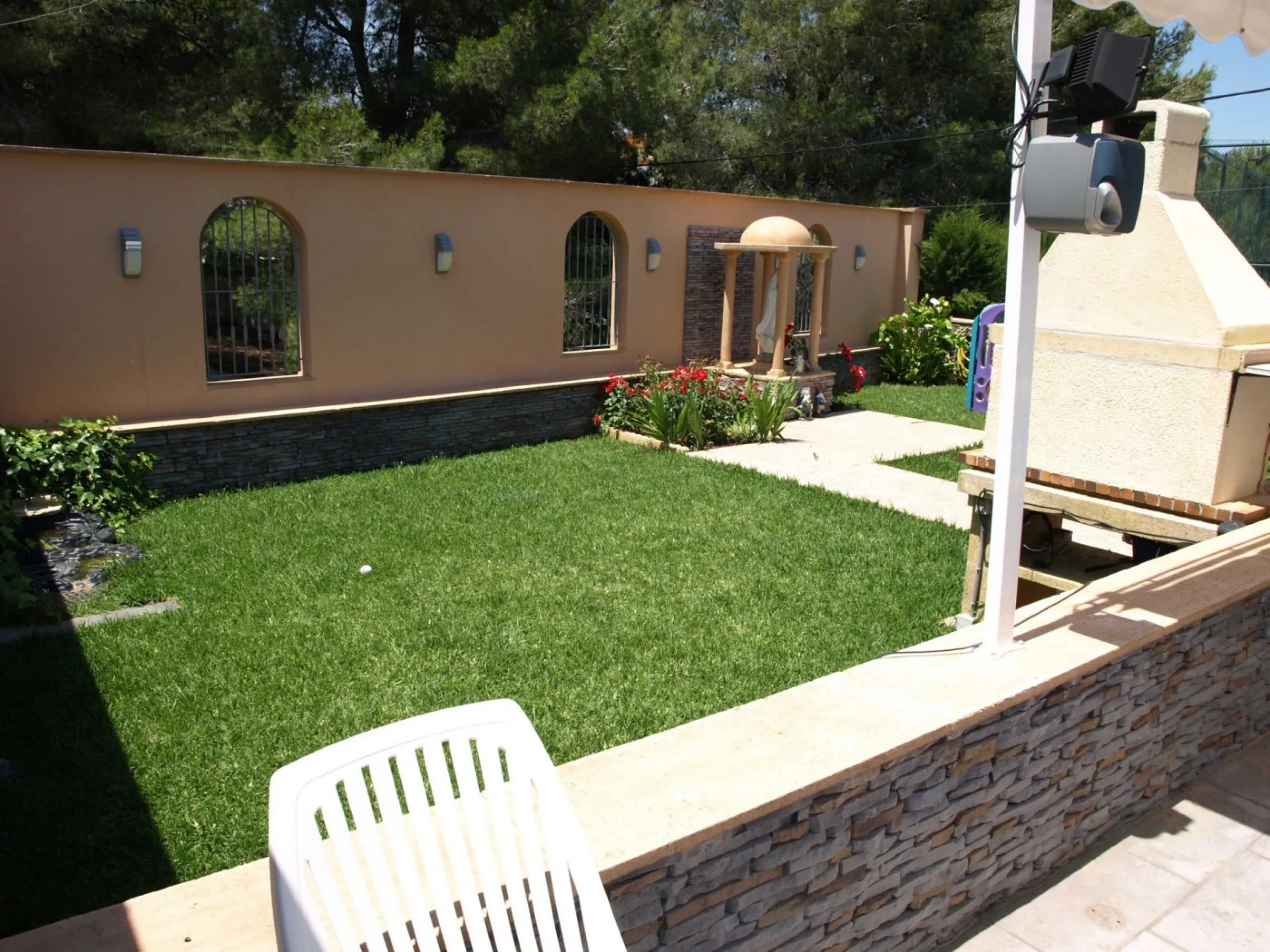 FINCA CON UN CHALET DE LUJO Y DOS ADOSADOS