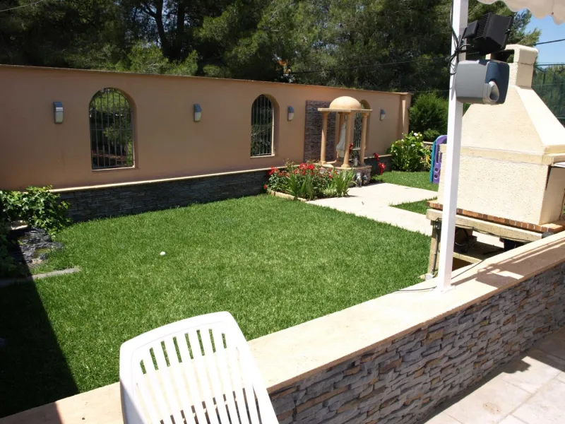 FINCA CON UN CHALET DE LUJO Y DOS ADOSADOS