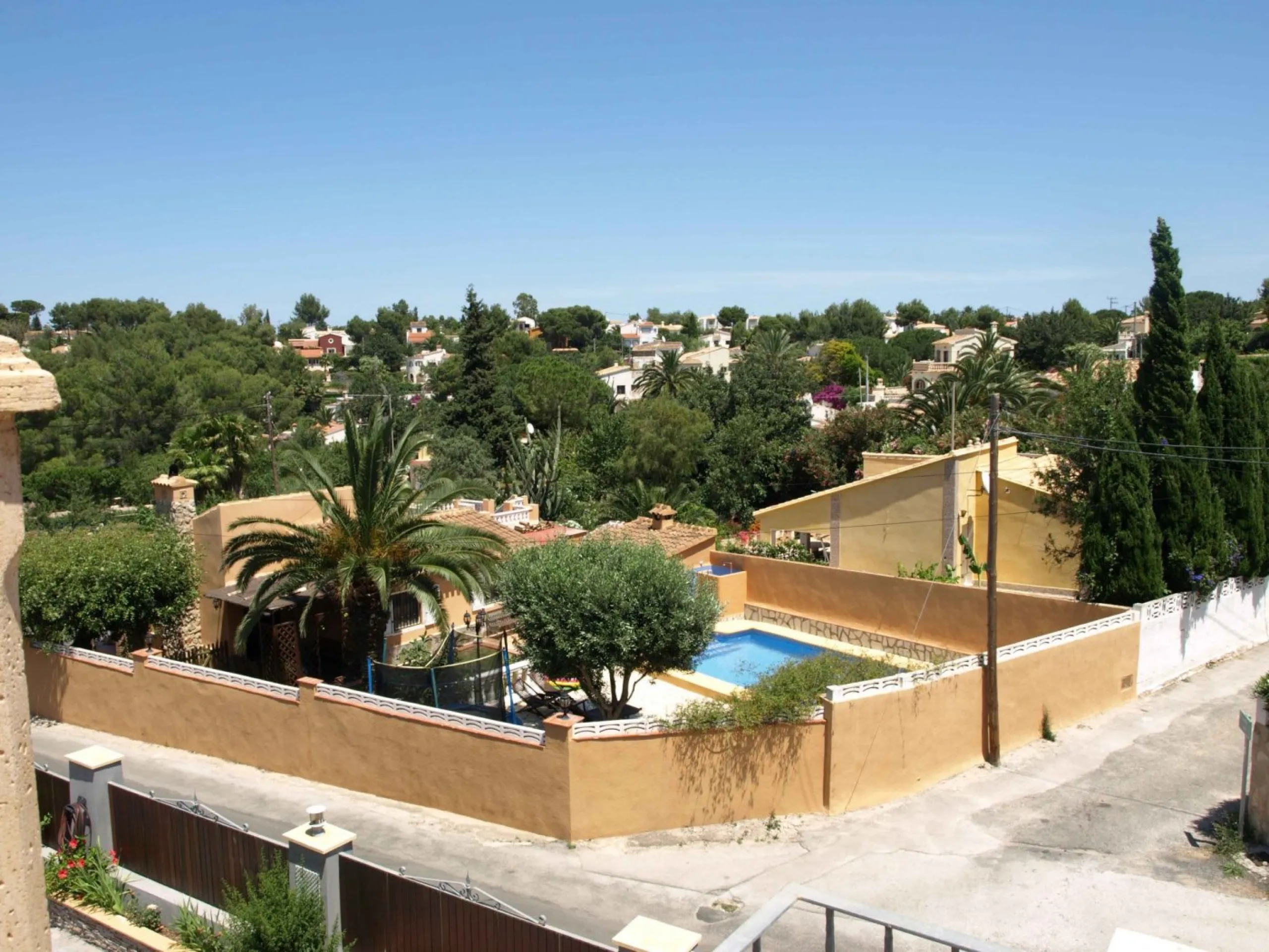 FINCA CON UN CHALET DE LUJO Y DOS ADOSADOS