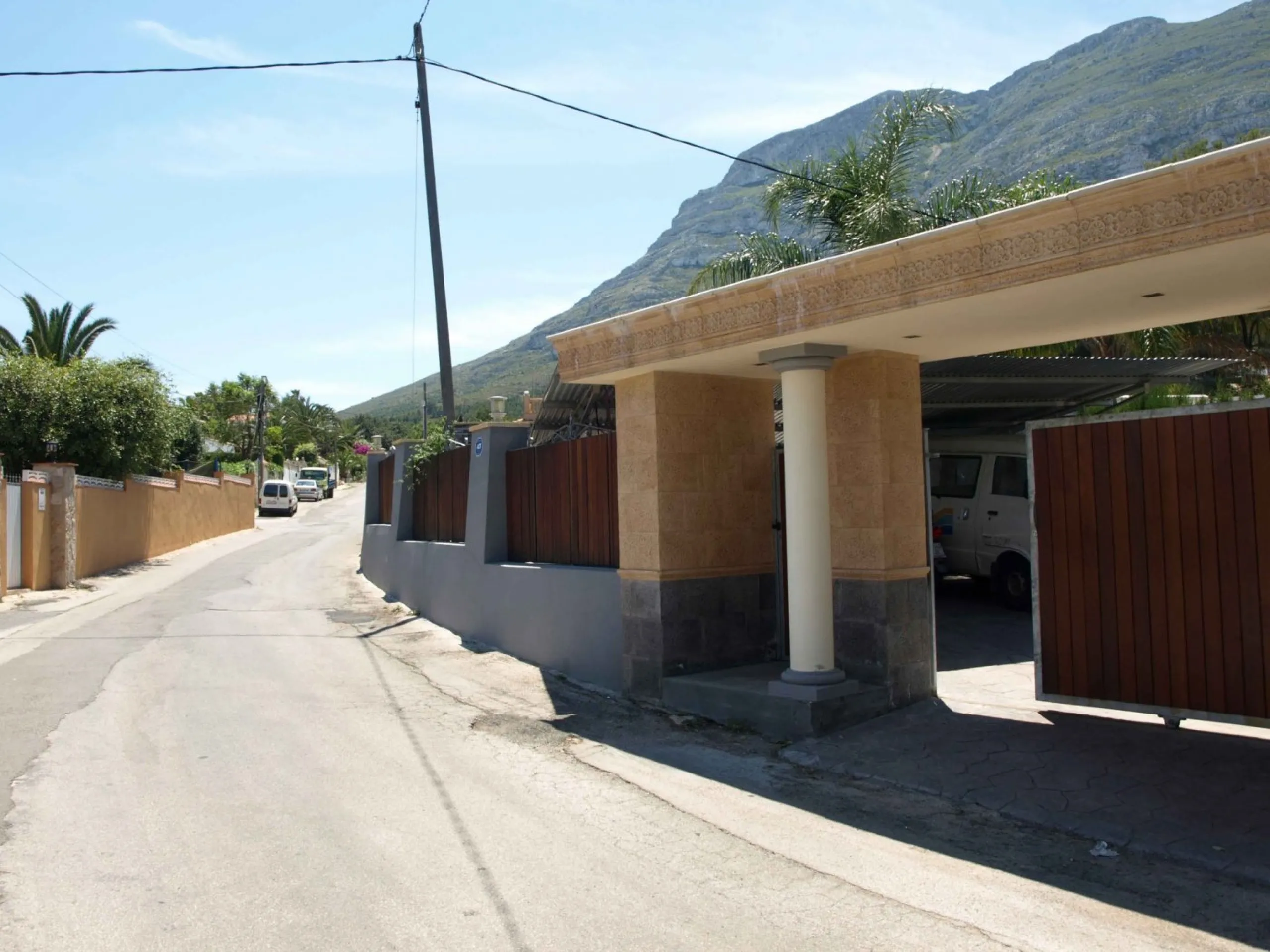 FINCA CON UN CHALET DE LUJO Y DOS ADOSADOS
