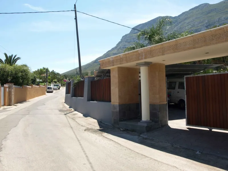 FINCA CON UN CHALET DE LUJO Y DOS ADOSADOS
