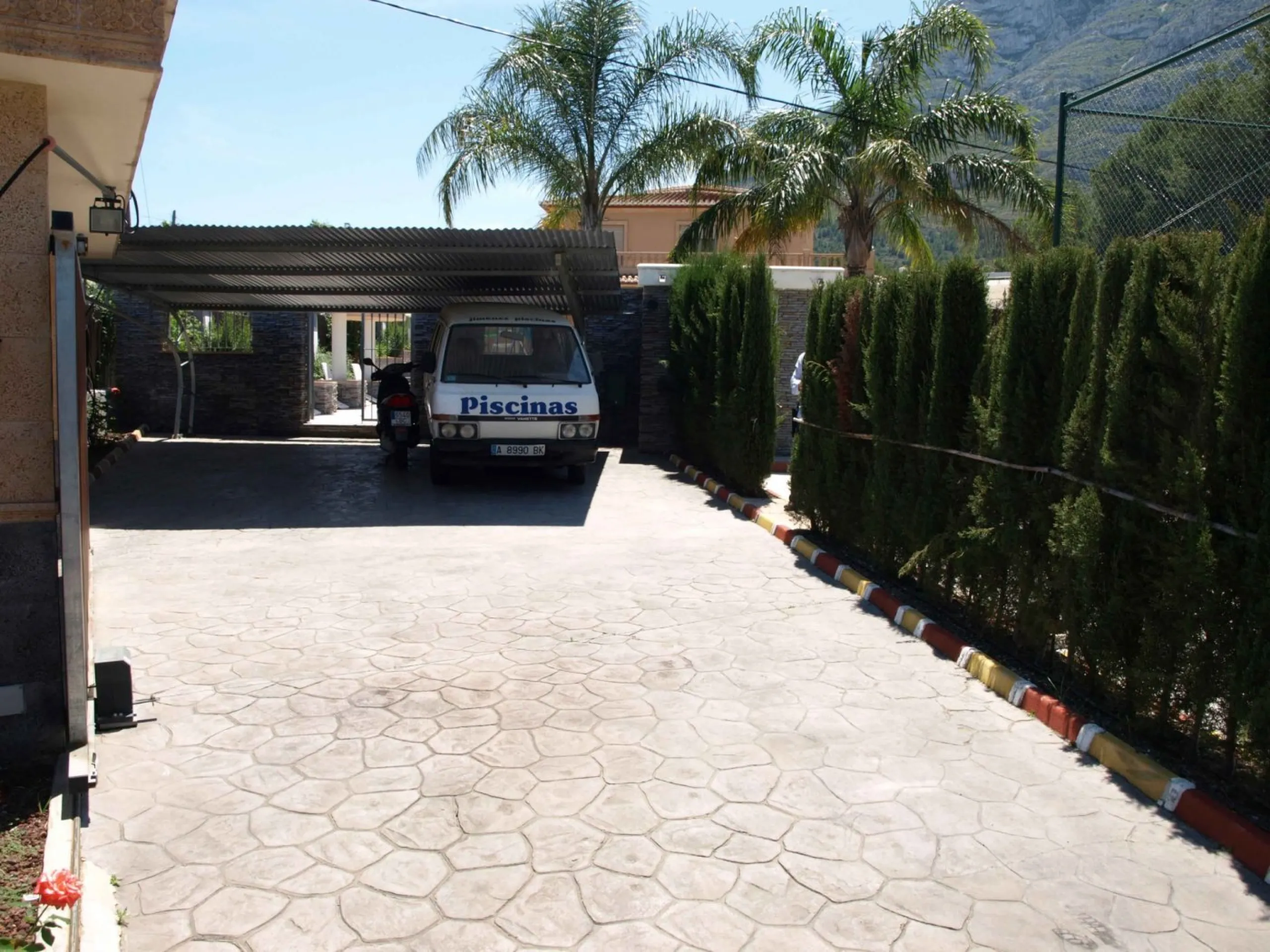 FINCA CON UN CHALET DE LUJO Y DOS ADOSADOS