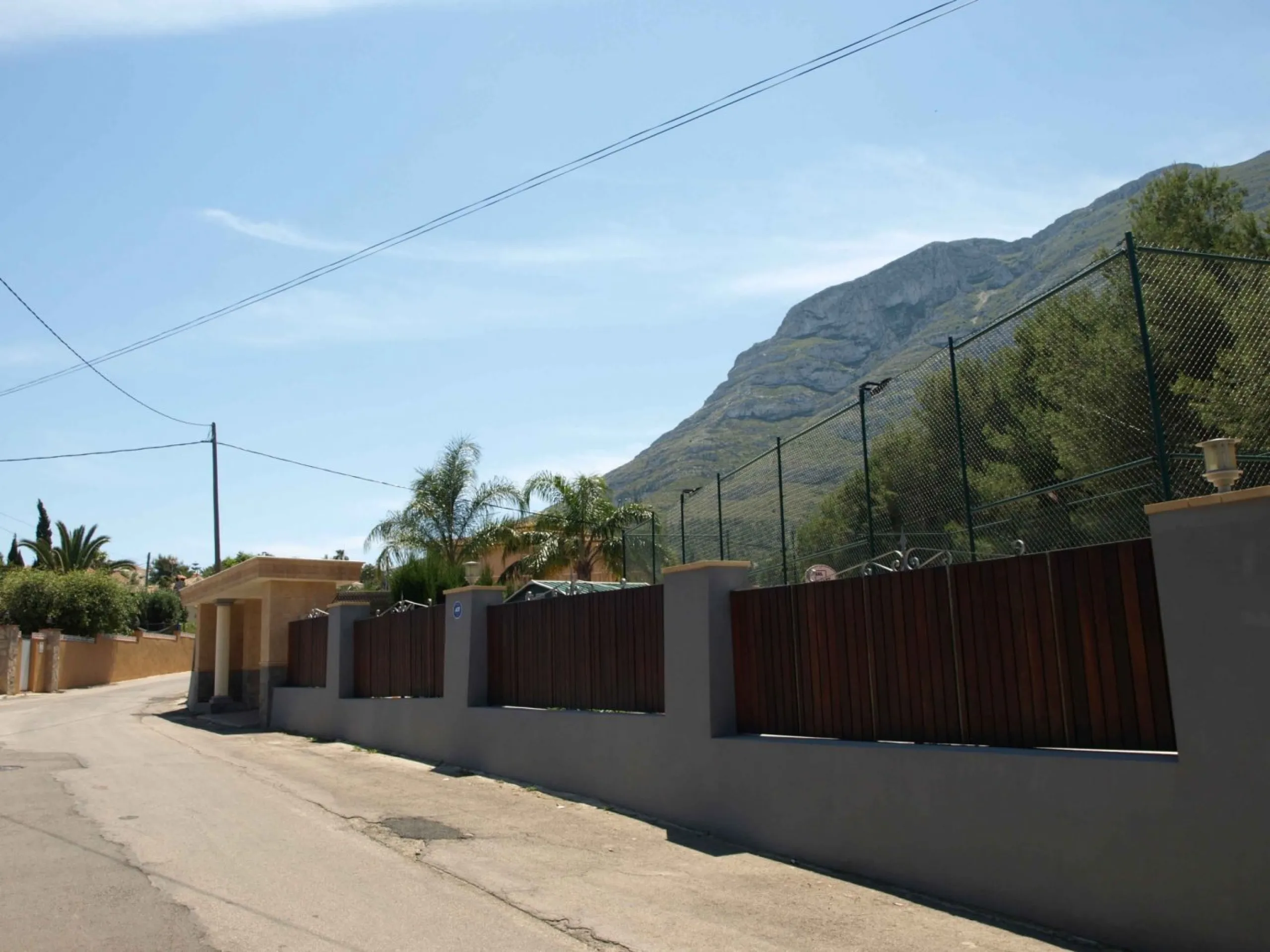 FINCA CON UN CHALET DE LUJO Y DOS ADOSADOS