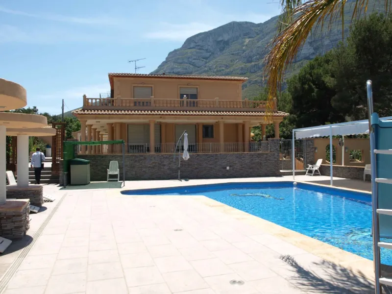 FINCA CON UN CHALET DE LUJO Y DOS ADOSADOS