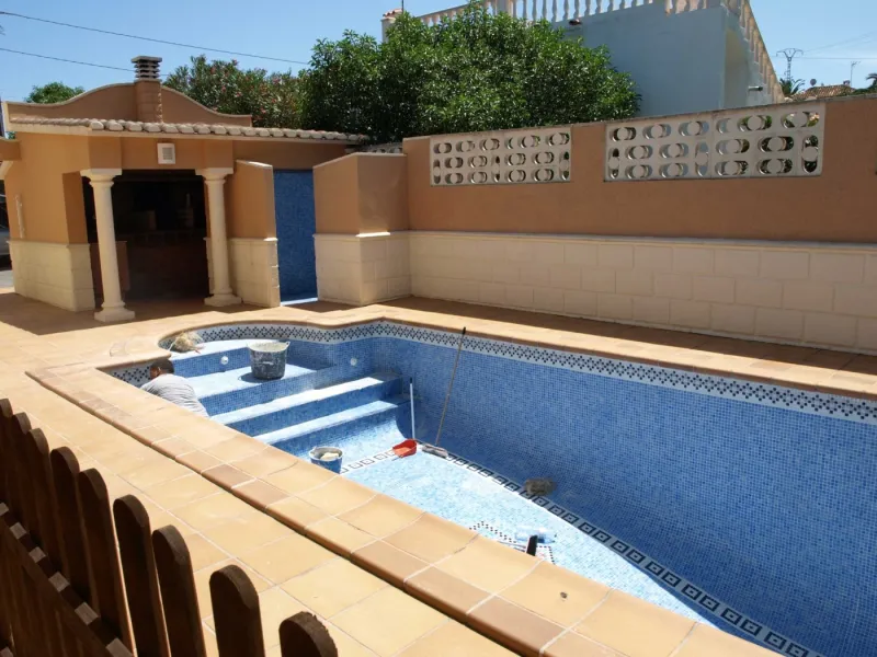 FINCA CON UN CHALET DE LUJO Y DOS ADOSADOS