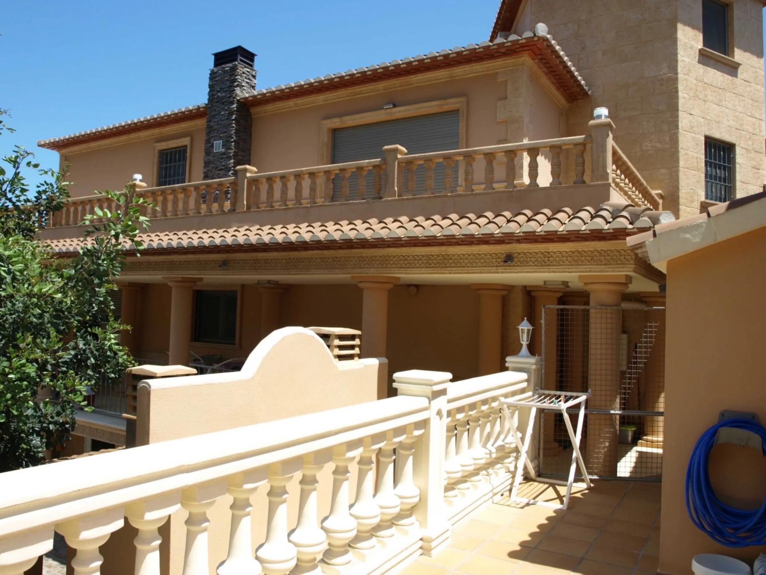 FINCA CON UN CHALET DE LUJO Y DOS ADOSADOS