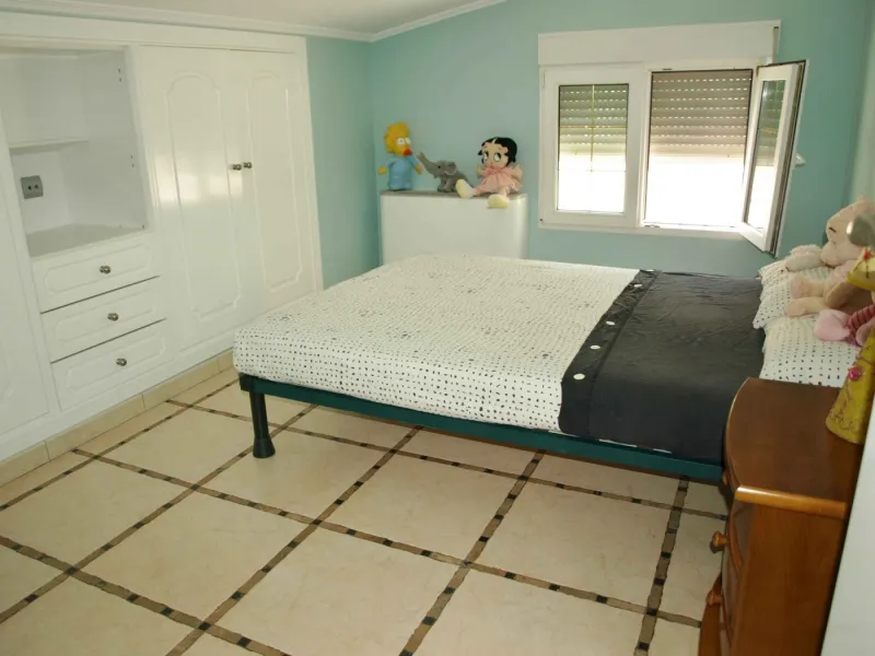 FINCA CON UN CHALET DE LUJO Y DOS ADOSADOS