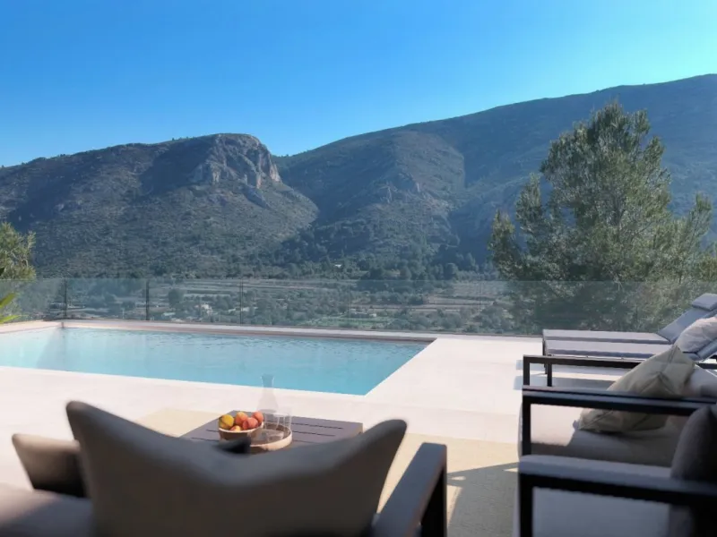 Villa con piscina y vistas al mar en Pedreguer