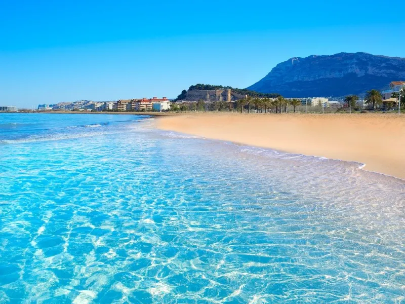 Villa con piscina y vistas al mar en Pedreguer