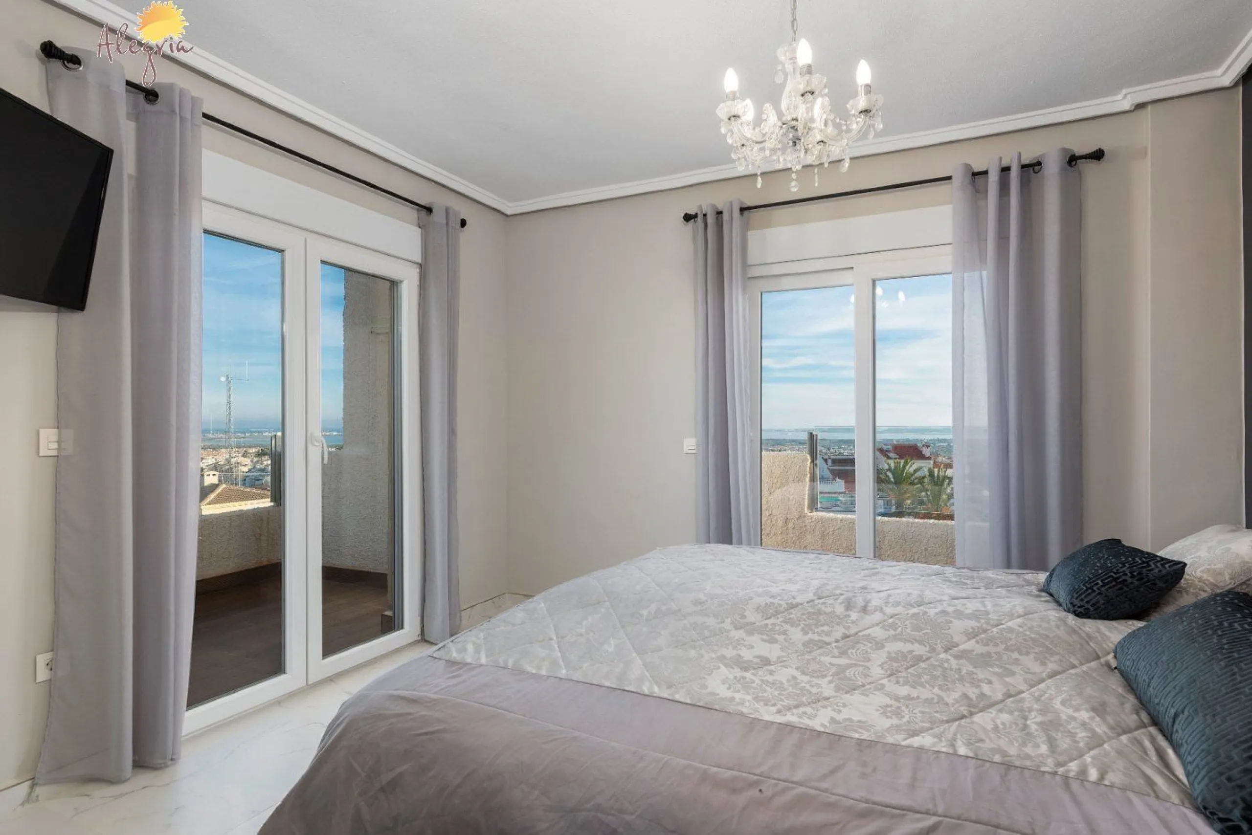 Ático único de 170m2 con vistas panorámicas en Ciudad Quesada!