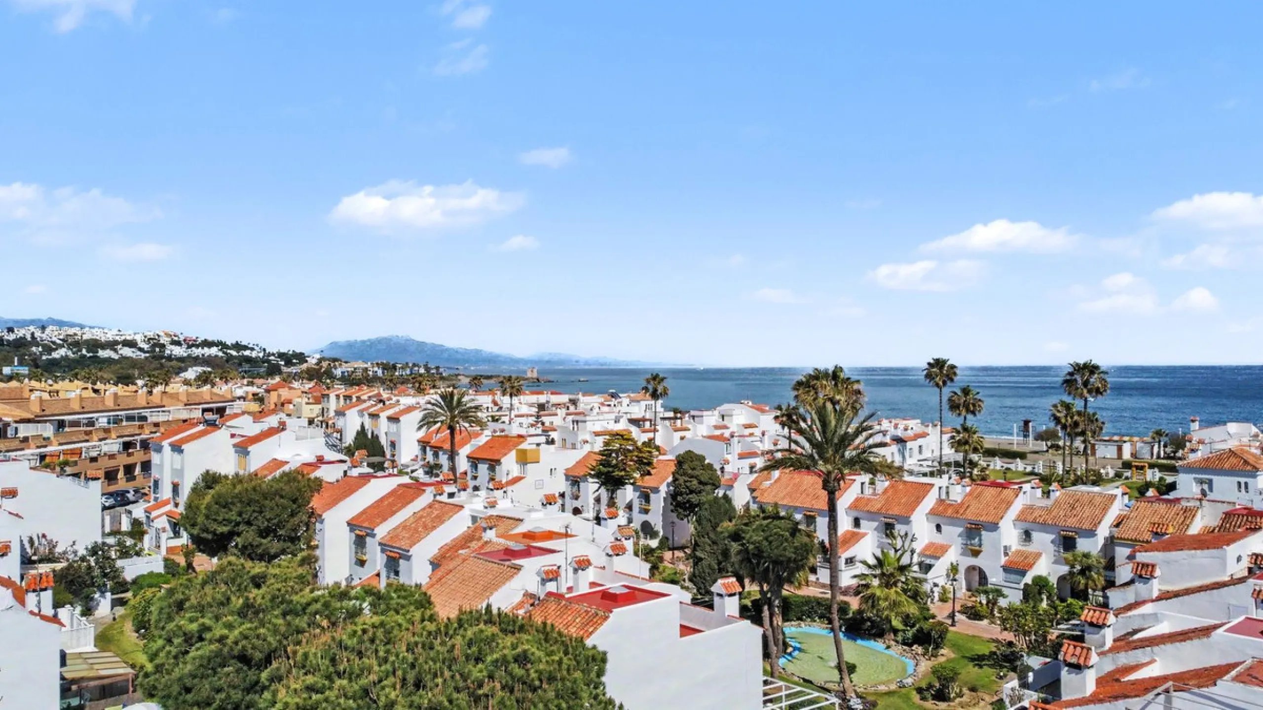 Strandnahes Reihenhaus in Casares Costa | Tourismuslizenz inklusive