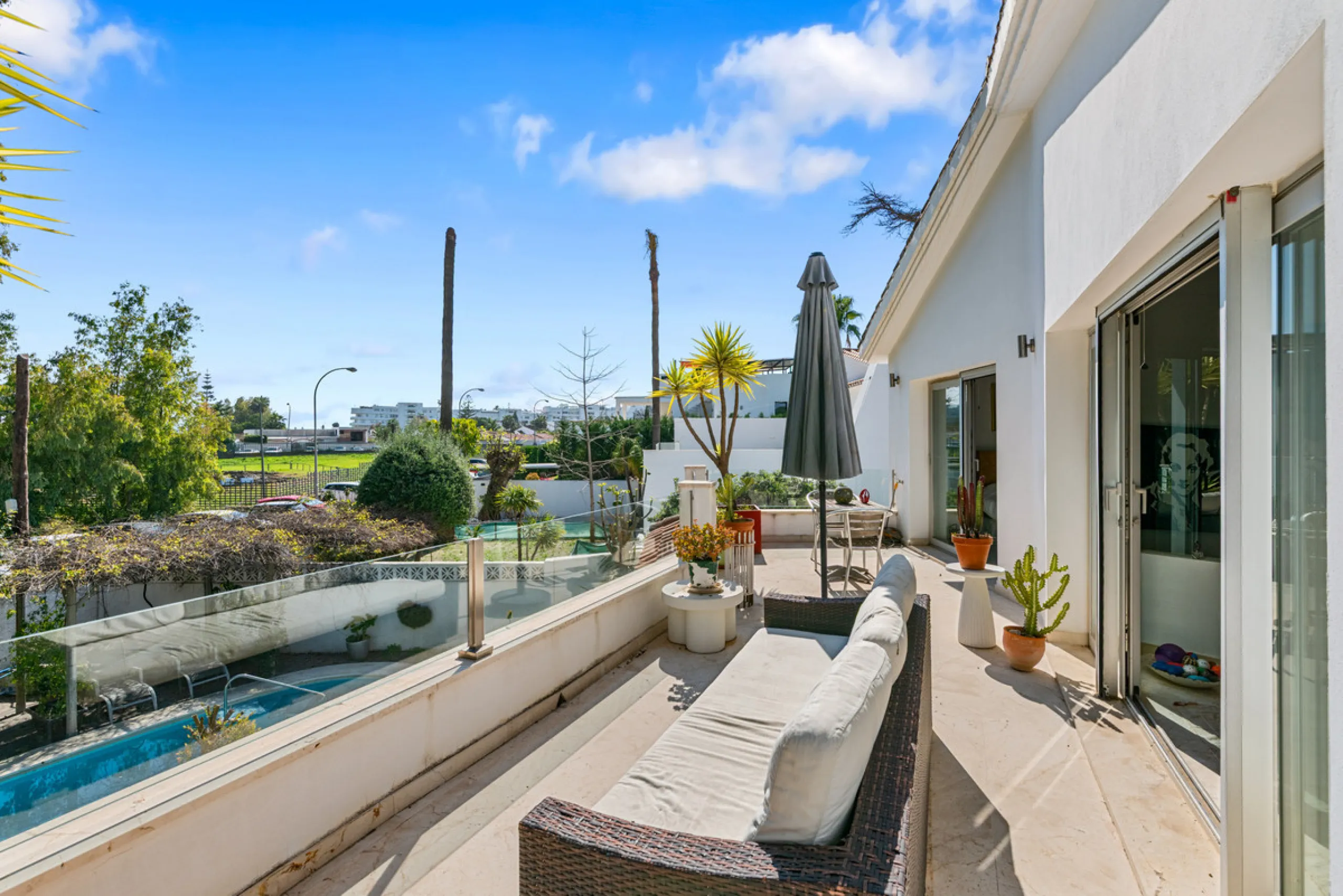 Detached beachside home in San Pedro, set opposite the woodland area and Roman ruins, and within easy walking distance of amenities, the beach, restaurants and the town centre.