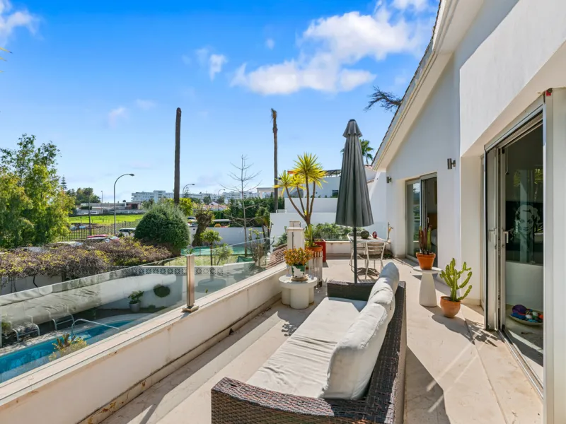 Freistehendes Haus am Strand in San Pedro, gegenüber dem Waldgebiet und römischen Ruinen, nur wenige Gehminuten von Einkaufsmöglichkeiten, Strand, Restaurants und Stadtzentrum entfernt