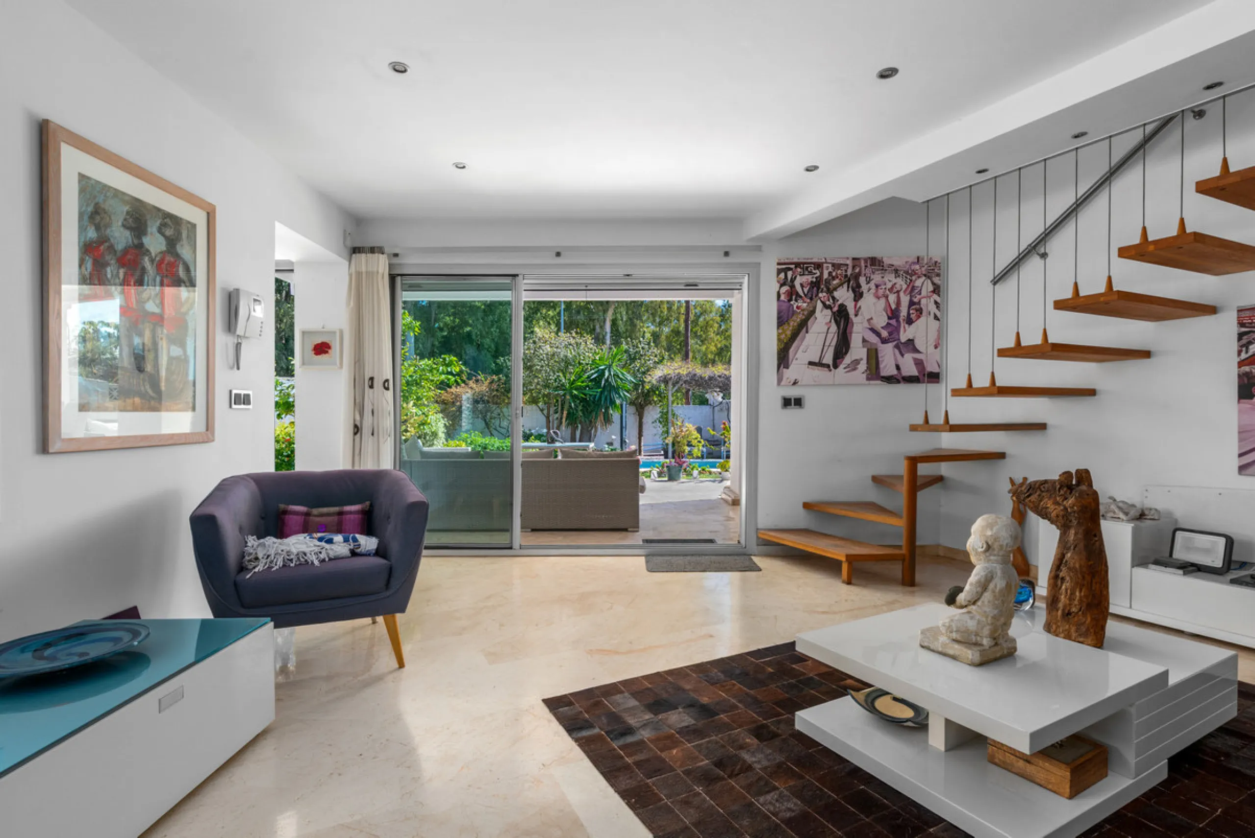 Detached beachside home in San Pedro, set opposite the woodland area and Roman ruins, and within easy walking distance of amenities, the beach, restaurants and the town centre.