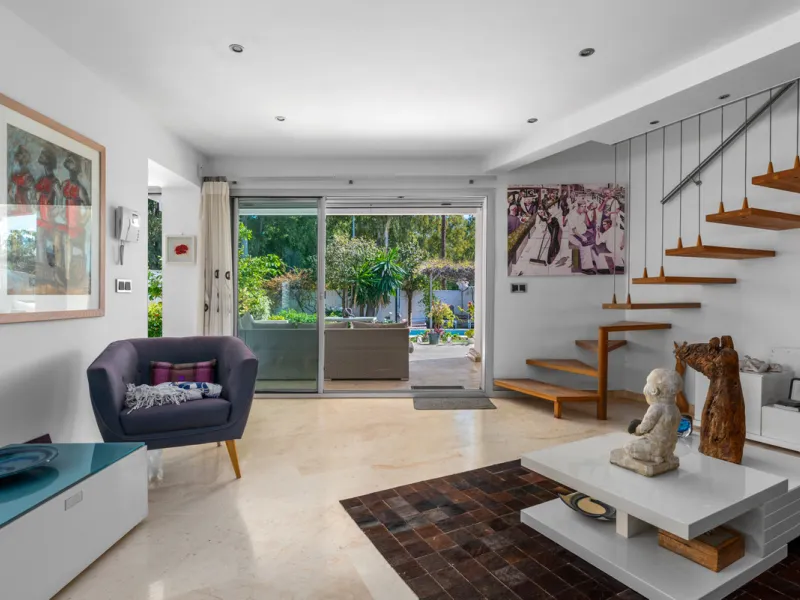 Detached beachside home in San Pedro, set opposite the woodland area and Roman ruins, and within easy walking distance of amenities, the beach, restaurants and the town centre.