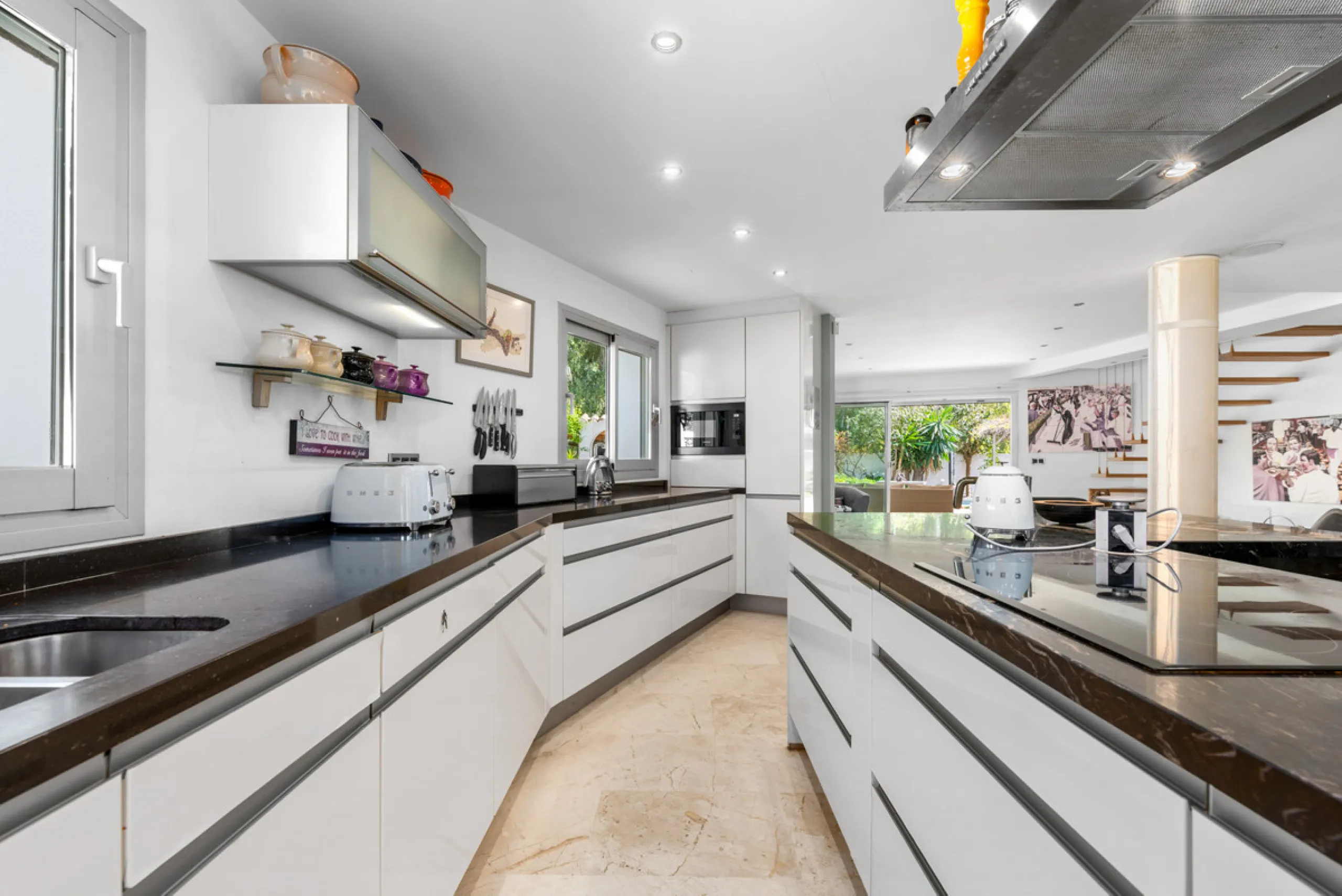 Detached beachside home in San Pedro, set opposite the woodland area and Roman ruins, and within easy walking distance of amenities, the beach, restaurants and the town centre.