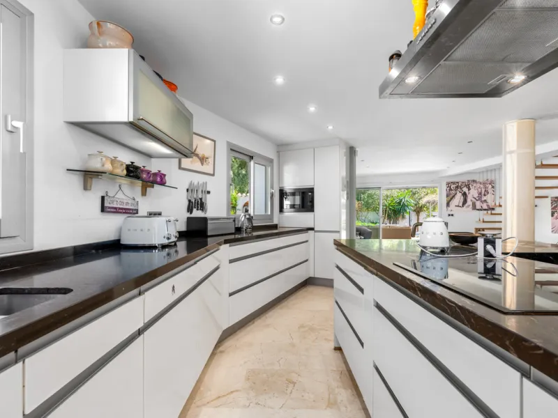 Detached beachside home in San Pedro, set opposite the woodland area and Roman ruins, and within easy walking distance of amenities, the beach, restaurants and the town centre.
