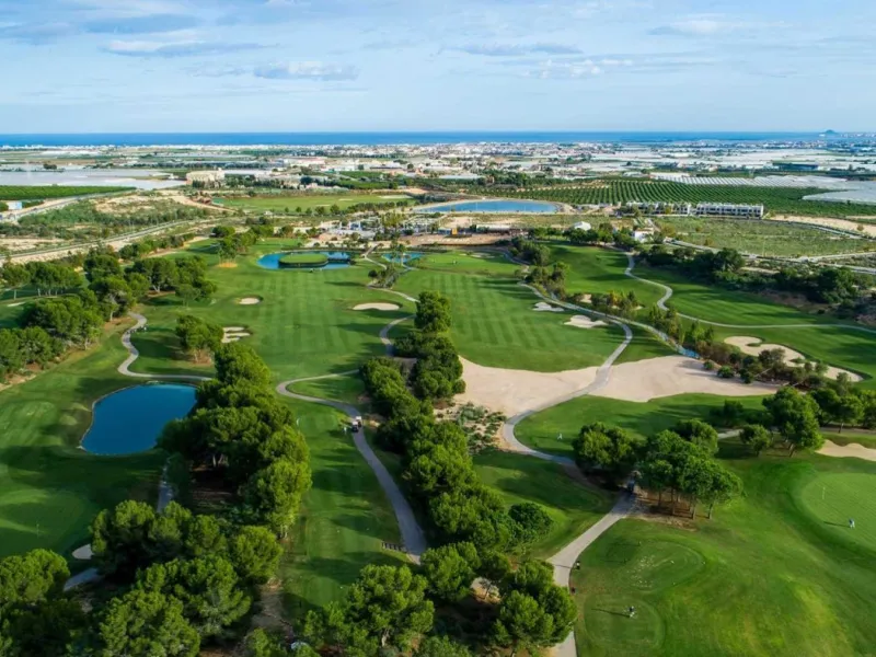 VILLAS DE OBRA NUEVA EN PILAR DE LA HORADADA EN EL CAMPO DE GOLF