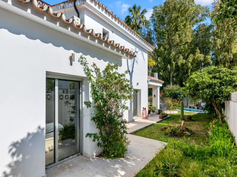 Detached beachside home in San Pedro, set opposite the woodland area and Roman ruins, and within easy walking distance of amenities, the beach, restaurants and the town centre.
