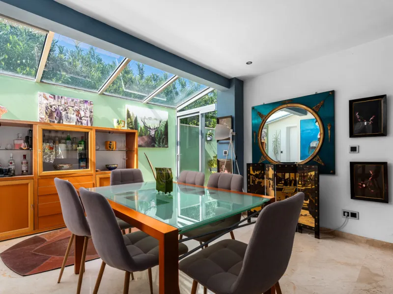 Detached beachside home in San Pedro, set opposite the woodland area and Roman ruins, and within easy walking distance of amenities, the beach, restaurants and the town centre.
