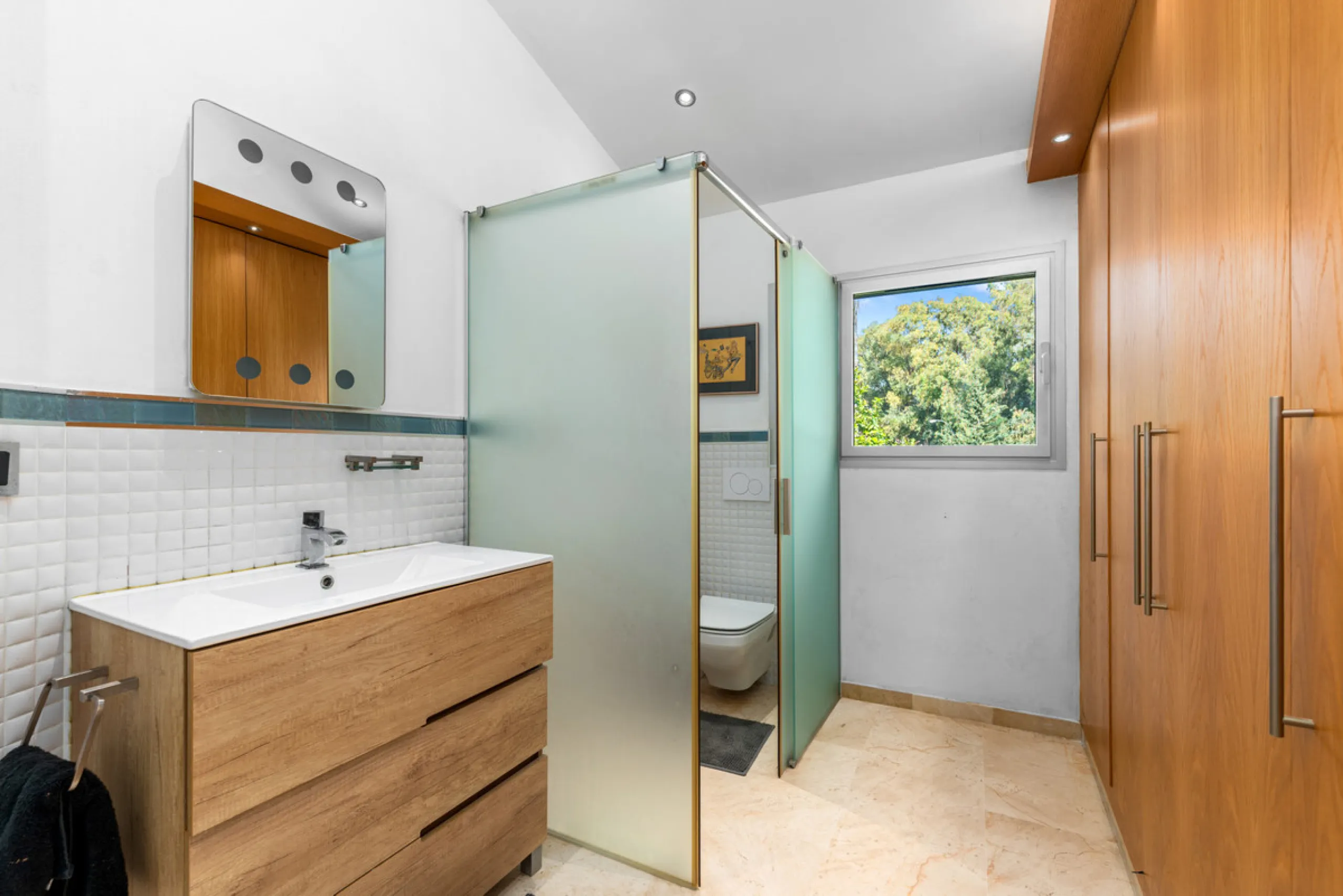 Detached beachside home in San Pedro, set opposite the woodland area and Roman ruins, and within easy walking distance of amenities, the beach, restaurants and the town centre.