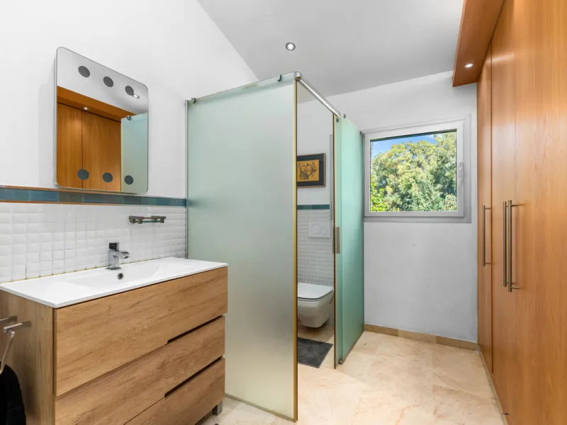 Detached beachside home in San Pedro, set opposite the woodland area and Roman ruins, and within easy walking distance of amenities, the beach, restaurants and the town centre.