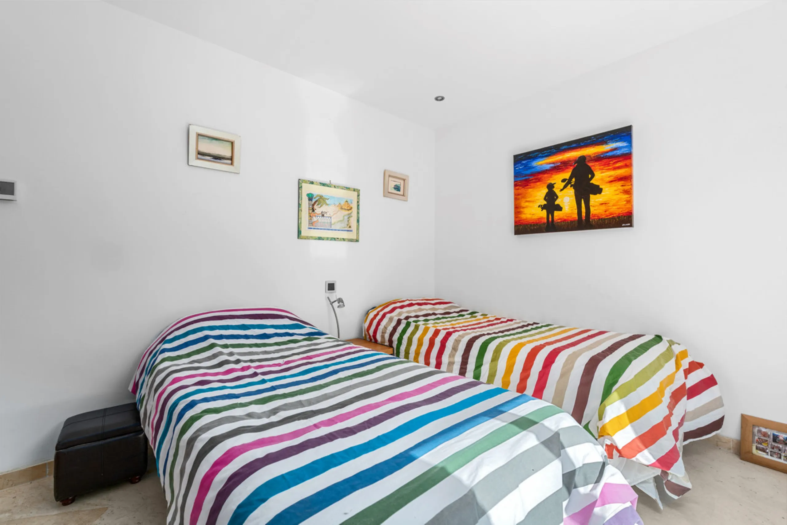 Detached beachside home in San Pedro, set opposite the woodland area and Roman ruins, and within easy walking distance of amenities, the beach, restaurants and the town centre.
