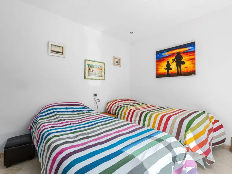 Detached beachside home in San Pedro, set opposite the woodland area and Roman ruins, and within easy walking distance of amenities, the beach, restaurants and the town centre.