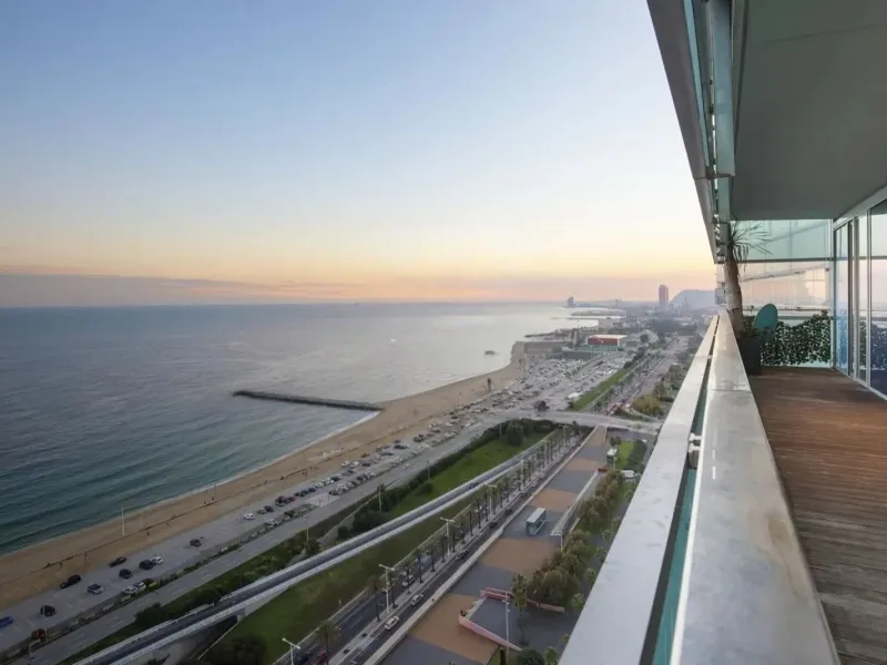 Exclusive seafront apartment with panoramic terrace in Barcelona