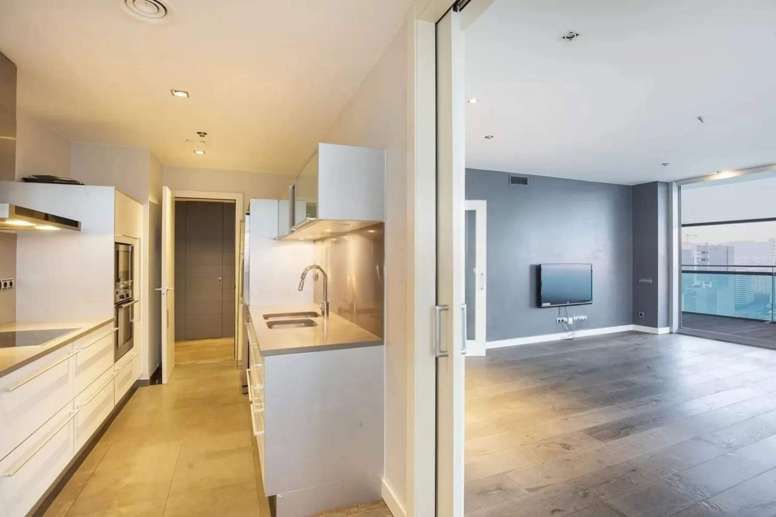 Exclusive seafront apartment with panoramic terrace in Barcelona