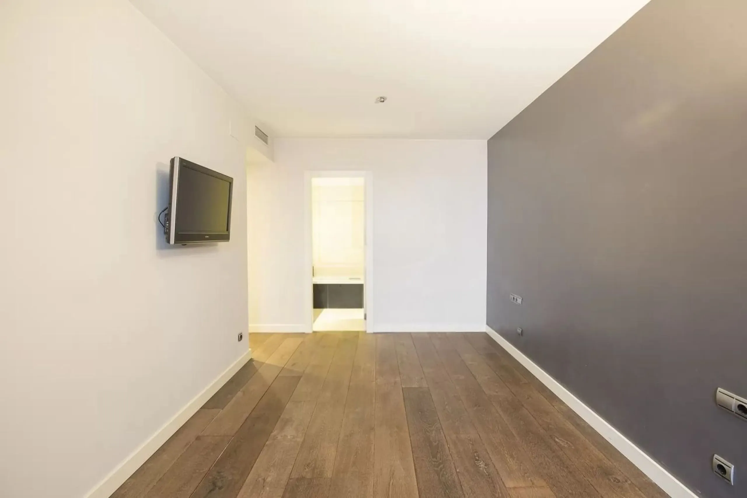 Exclusive seafront apartment with panoramic terrace in Barcelona