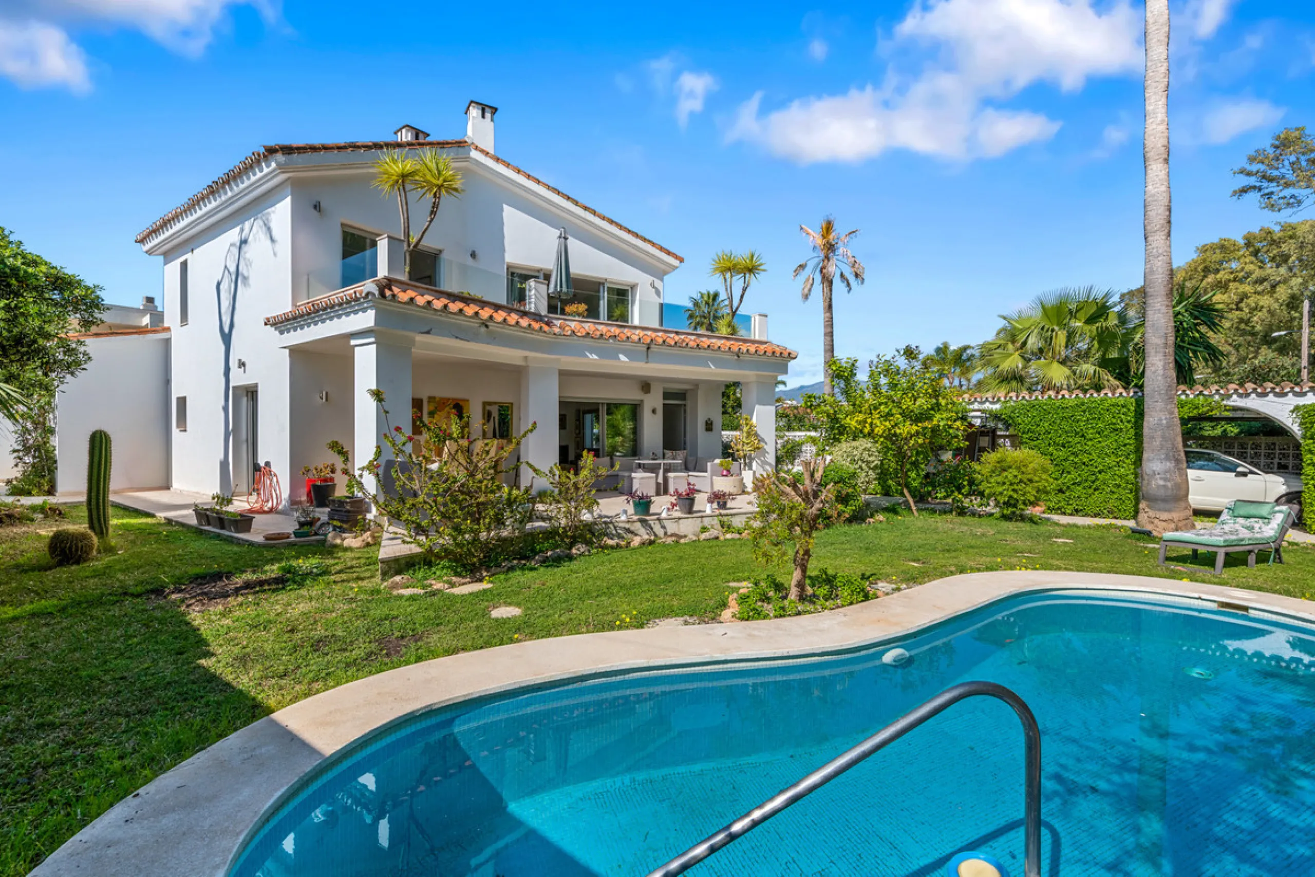 Detached beachside home in San Pedro, set opposite the woodland area and Roman ruins, and within easy walking distance of amenities, the beach, restaurants and the town centre.