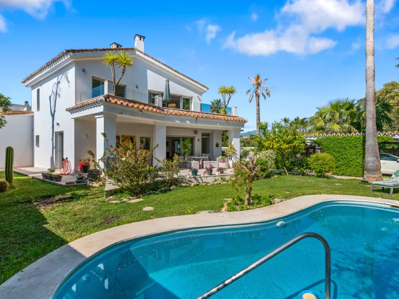 Detached beachside home in San Pedro, set opposite the woodland area and Roman ruins, and within easy walking distance of amenities, the beach, restaurants and the town centre.