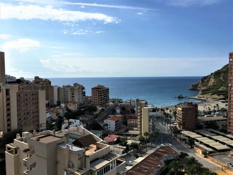MARAVILLOSO ATICO ENBENIDORM EN LA CALA CON VISTAS AL MAR