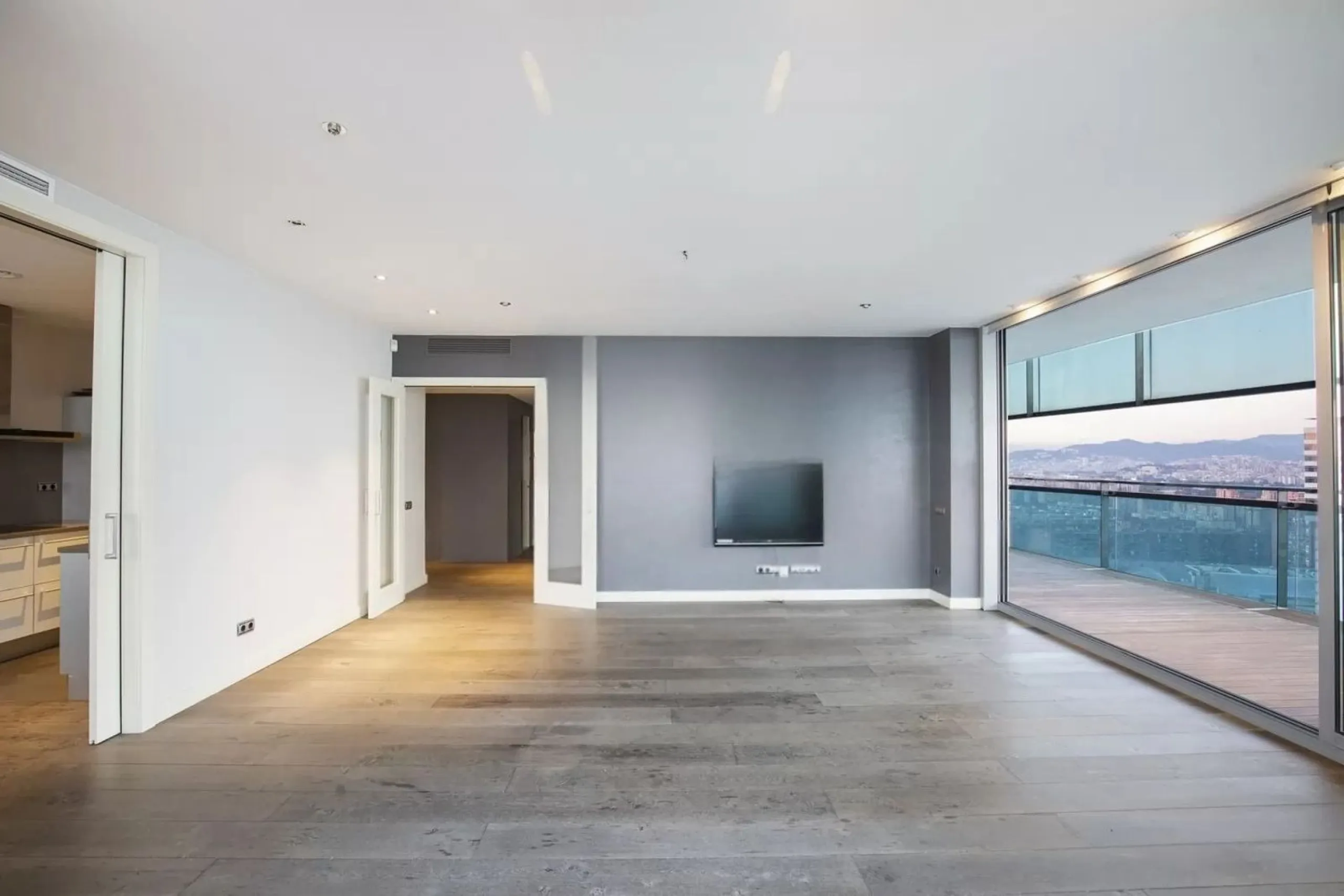 Exclusive seafront apartment with panoramic terrace in Barcelona