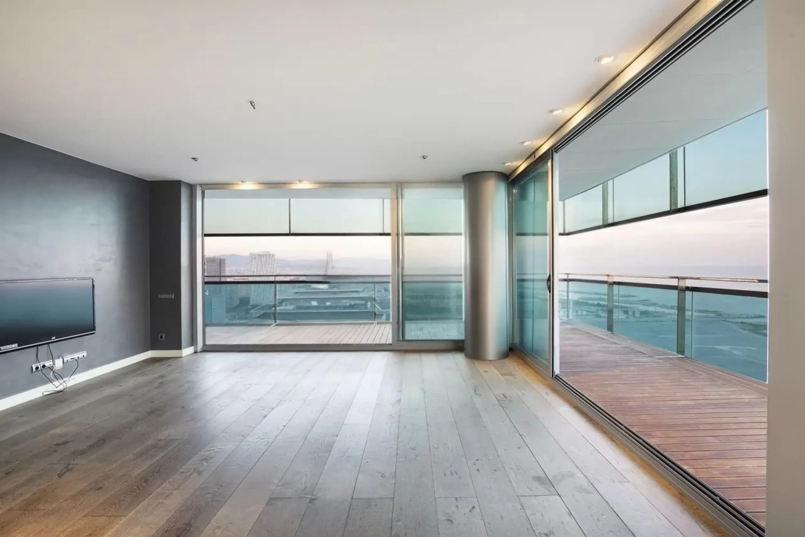 Exclusive seafront apartment with panoramic terrace in Barcelona