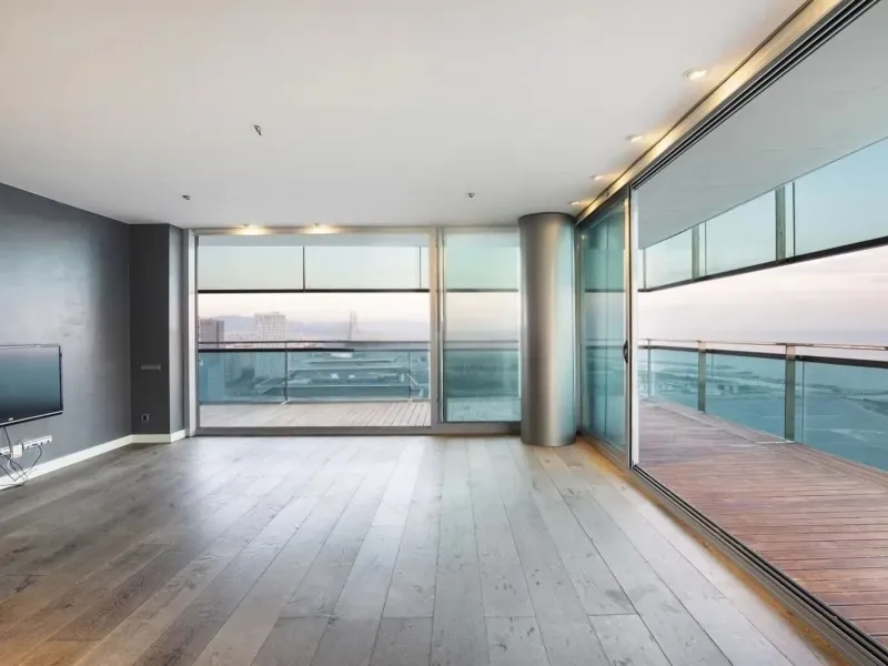 Exclusive seafront apartment with panoramic terrace in Barcelona