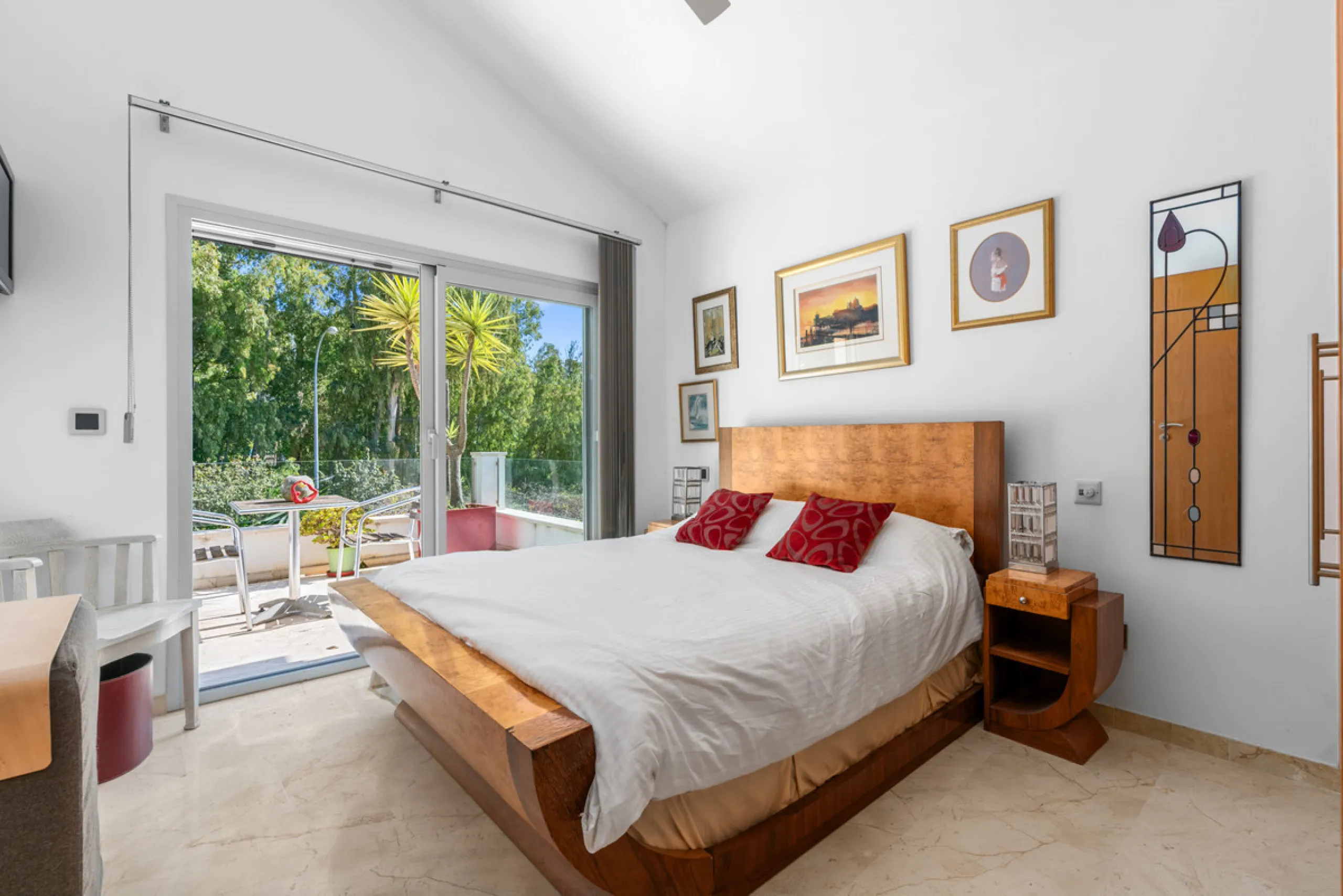 Detached beachside home in San Pedro, set opposite the woodland area and Roman ruins, and within easy walking distance of amenities, the beach, restaurants and the town centre.
