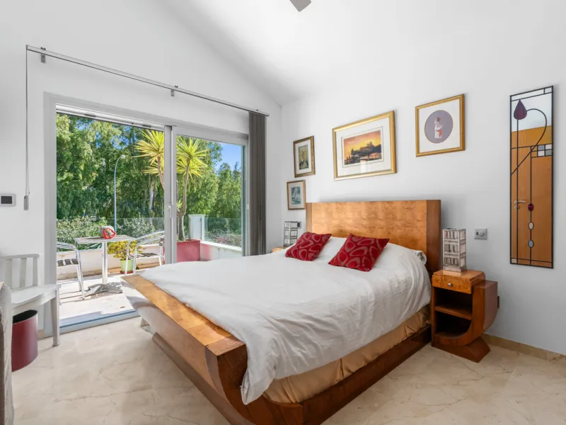 Detached beachside home in San Pedro, set opposite the woodland area and Roman ruins, and within easy walking distance of amenities, the beach, restaurants and the town centre.